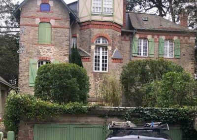 TS BAULOISE : Artisan peintre sur la Baule en Loire-Atlantique (44) : travaux de toiture : bettoyage et démoussage toiture. Peinture hydrofuge toiture. Travaux de façade : Nettoyage et démoussage façade. Ravalement peinture façade. Imperméabilisation façade. Peinture boiserie et ferronnerie. Nettoyage des extérieurs et peinture d’intérieur : mur, plafond, boiserie…Pose de revêtements murauxpour la rénovation intérieure de la maison.