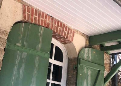 TS BAULOISE : Artisan peintre sur la Baule en Loire-Atlantique (44) : travaux de toiture : bettoyage et démoussage toiture. Peinture hydrofuge toiture. Travaux de façade : Nettoyage et démoussage façade. Ravalement peinture façade. Imperméabilisation façade. Peinture boiserie et ferronnerie. Nettoyage des extérieurs et peinture d’intérieur : mur, plafond, boiserie…Pose de revêtements murauxpour la rénovation intérieure de la maison.