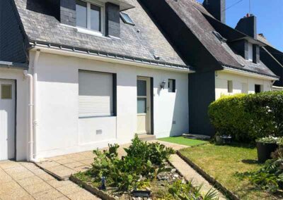 TS BAULOISE : Artisan peintre sur la Baule en Loire-Atlantique (44) : travaux de toiture : bettoyage et démoussage toiture. Peinture hydrofuge toiture. Travaux de façade : Nettoyage et démoussage façade. Ravalement peinture façade. Imperméabilisation façade. Peinture boiserie et ferronnerie. Nettoyage des extérieurs et peinture d’intérieur : mur, plafond, boiserie…Pose de revêtements murauxpour la rénovation intérieure de la maison.