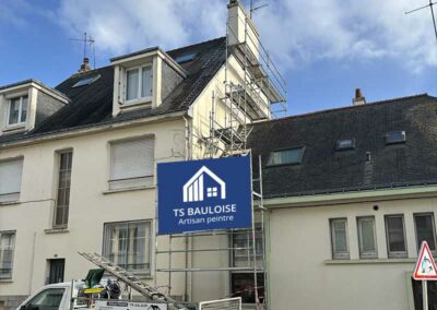 TS BAULOISE : Artisan peintre sur la Baule en Loire-Atlantique (44) : travaux de toiture : bettoyage et démoussage toiture. Peinture hydrofuge toiture. Travaux de façade : Nettoyage et démoussage façade. Ravalement peinture façade. Imperméabilisation façade. Peinture boiserie et ferronnerie. Nettoyage des extérieurs et peinture d’intérieur : mur, plafond, boiserie…Pose de revêtements murauxpour la rénovation intérieure de la maison.