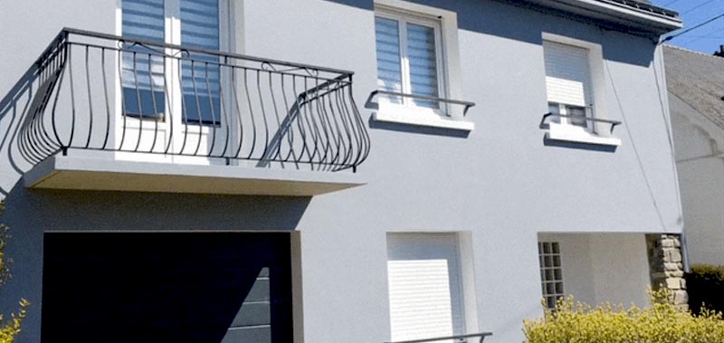 TS BAULOISE : Artisan peintre sur la Baule en Loire-Atlantique (44) : travaux de toiture : bettoyage et démoussage toiture. Peinture hydrofuge toiture. Travaux de façade : Nettoyage et démoussage façade. Ravalement peinture façade. Imperméabilisation façade. Peinture boiserie et ferronnerie. Nettoyage des extérieurs et peinture d’intérieur : mur, plafond, boiserie…Pose de revêtements murauxpour la rénovation intérieure de la maison.